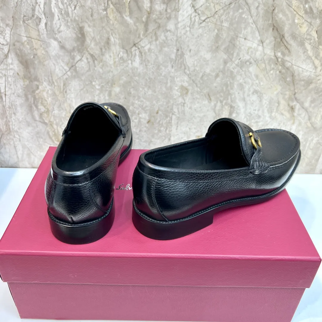 Original quality P580 Brand: Ferragamo Standard size: Men's size 38/44 (45 can be customized) Grade: Same style as the official website High-quality men's shoes Material: Customized first-layer calfskin with water-dyed cowhide lining Cowhide tiptoe Original non-slip and wear-resistant rubber outsole Style category: Men's formal business leather shoes Young and fashionable European and American trends British style Casual matching Comfortable feet Color: Actual picture